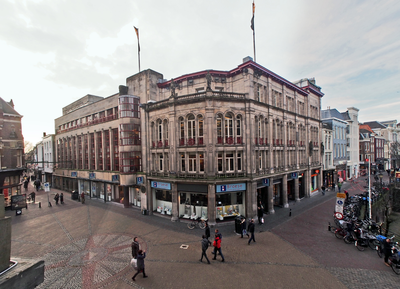 830024 Gezicht op het voormalige warenhuis van Vroom & Dreesmann (Oudegracht 167 / Stadhuisbrug 5, hier in gebruik bij ...